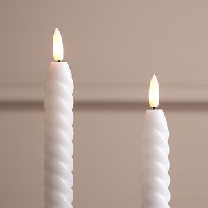 Светодиодные свечи витые с имитацией пламени Lachesis 25 см белые, 2 шт, на батарейках Edelman фото 3